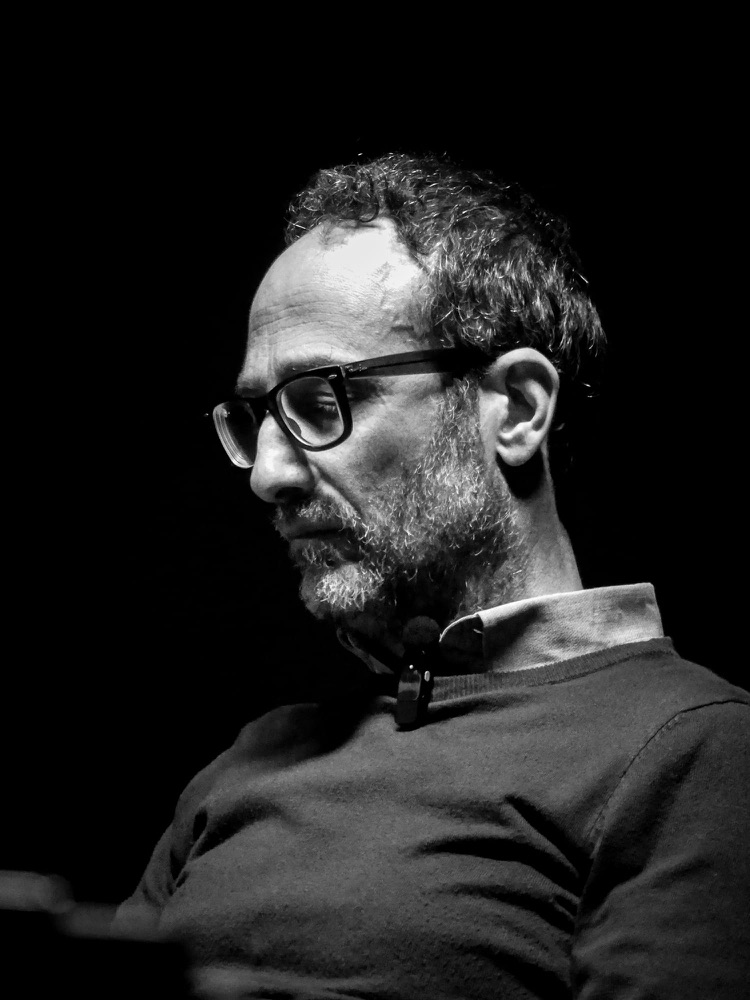 Armando Bisogno durante un incontro pubblico, in bianco e nero